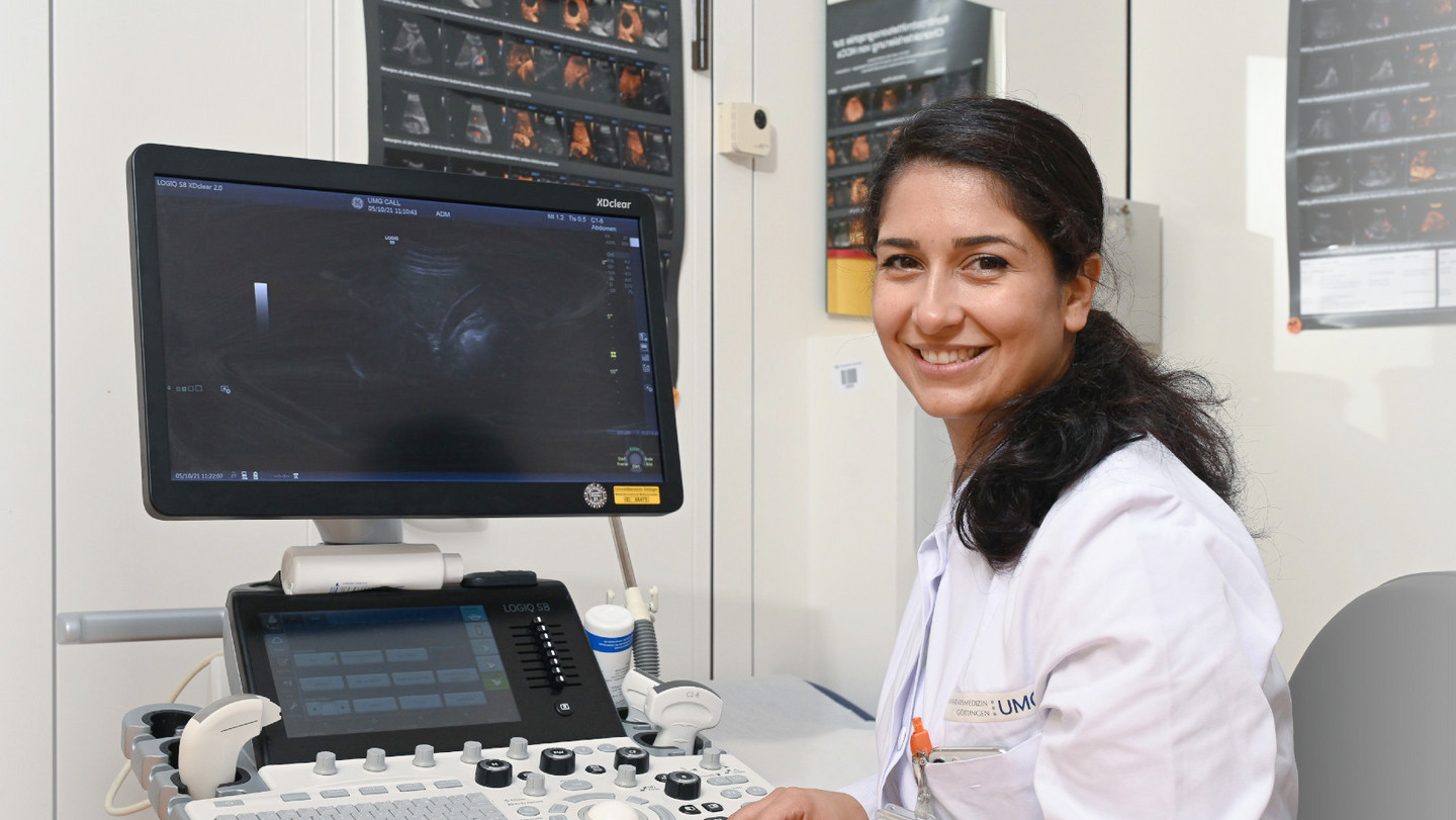 Eine Ärztin am einem Ultraschallgerät